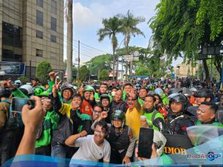 Secangkir Kopi Dingin Satukan Polisi, Mahasiswa dan Ojol di Medan Ditengah Unjuk Rasa